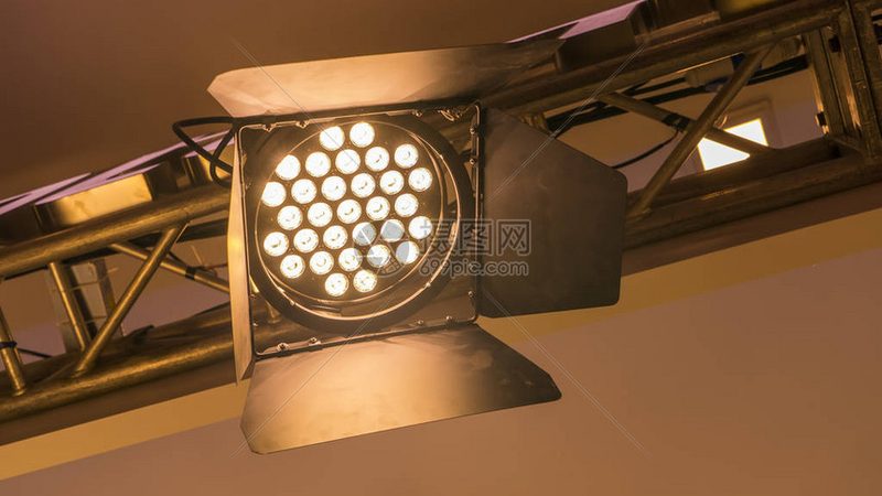 超市照明灯具优缺点对比：照亮日常，细节决定品质